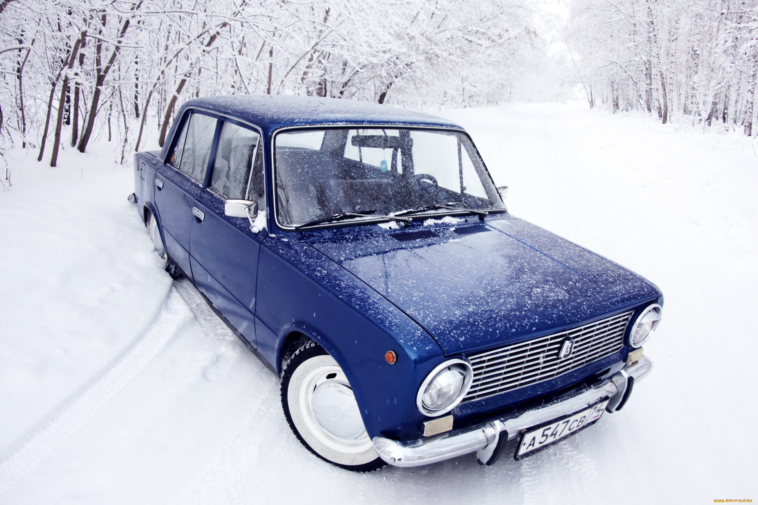 Обои Автомобили ВАЗ, обои для рабочего стола, фотографии автомобили, ваз,  2101, копейка, жигули, классика, синяя, зима, снег, лес, иний Обои для  рабочего стола, скачать обои картинки заставки на рабочий стол.